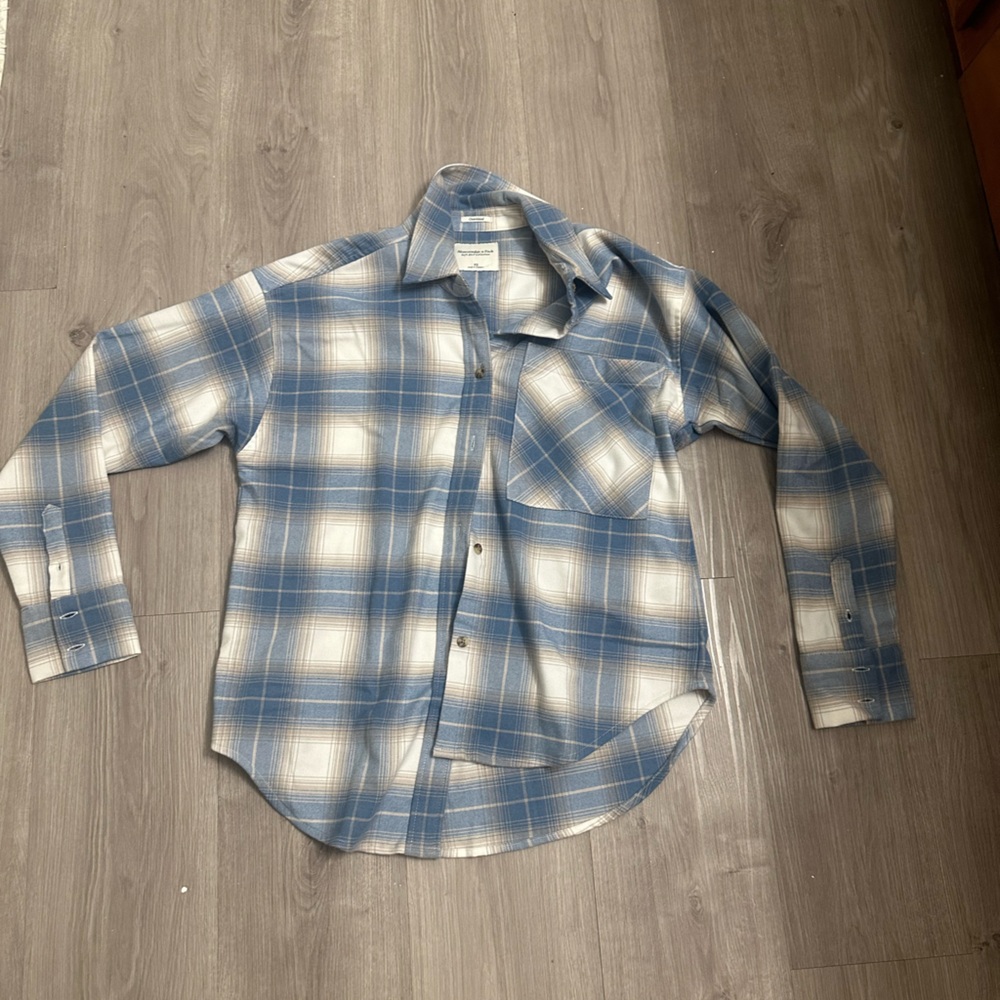 NWOT Women’s Abercrombie and Fitch flannel. Never worn or washed. Super cute!!